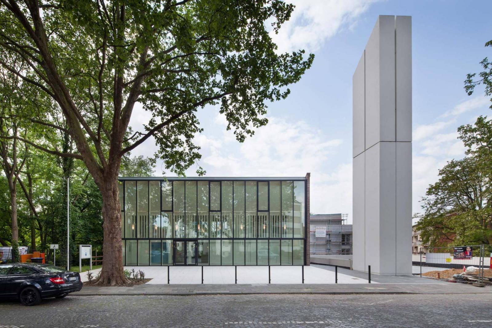 frontaler Blick auf die Epiphaniaskirche mit Kirchenvorplatz