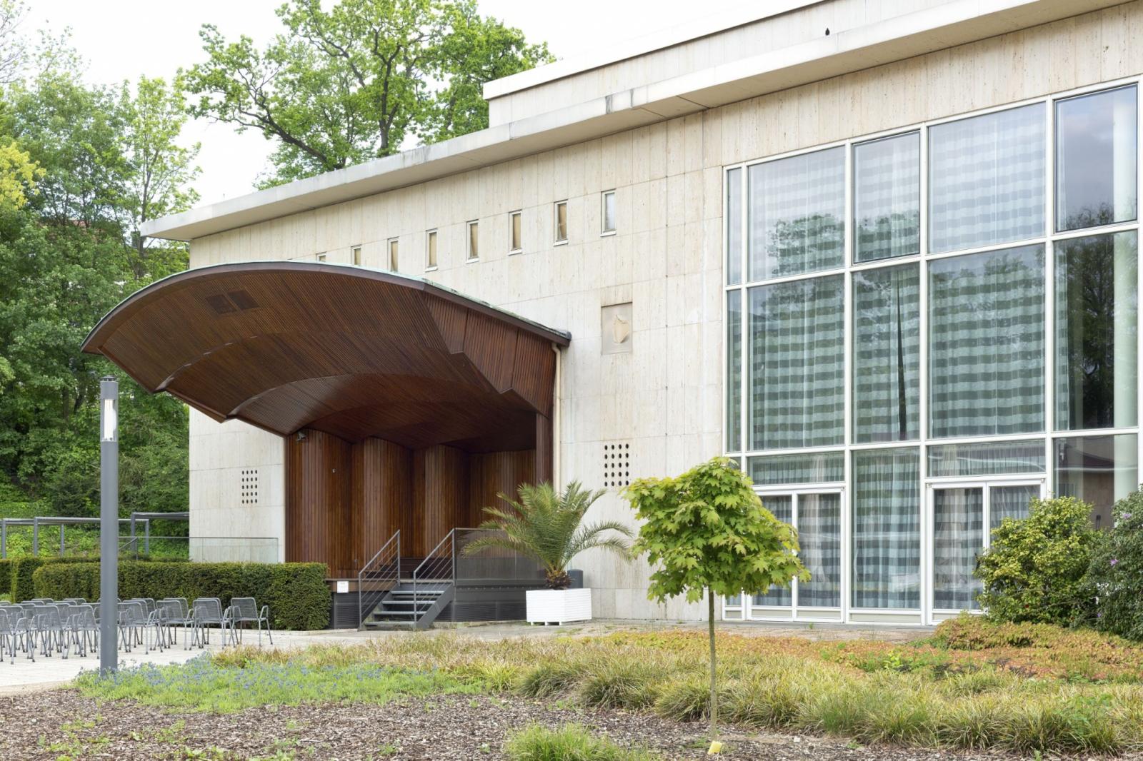 Halzdach  über Bühne an der Konzerthalle