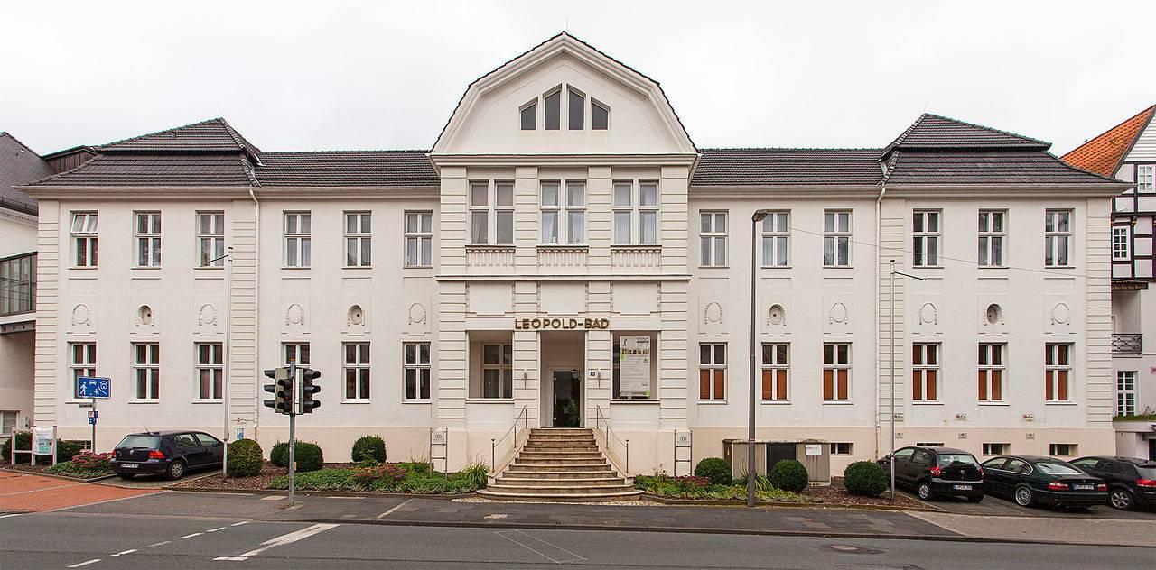 Straßenansicht des Leopold-Bads