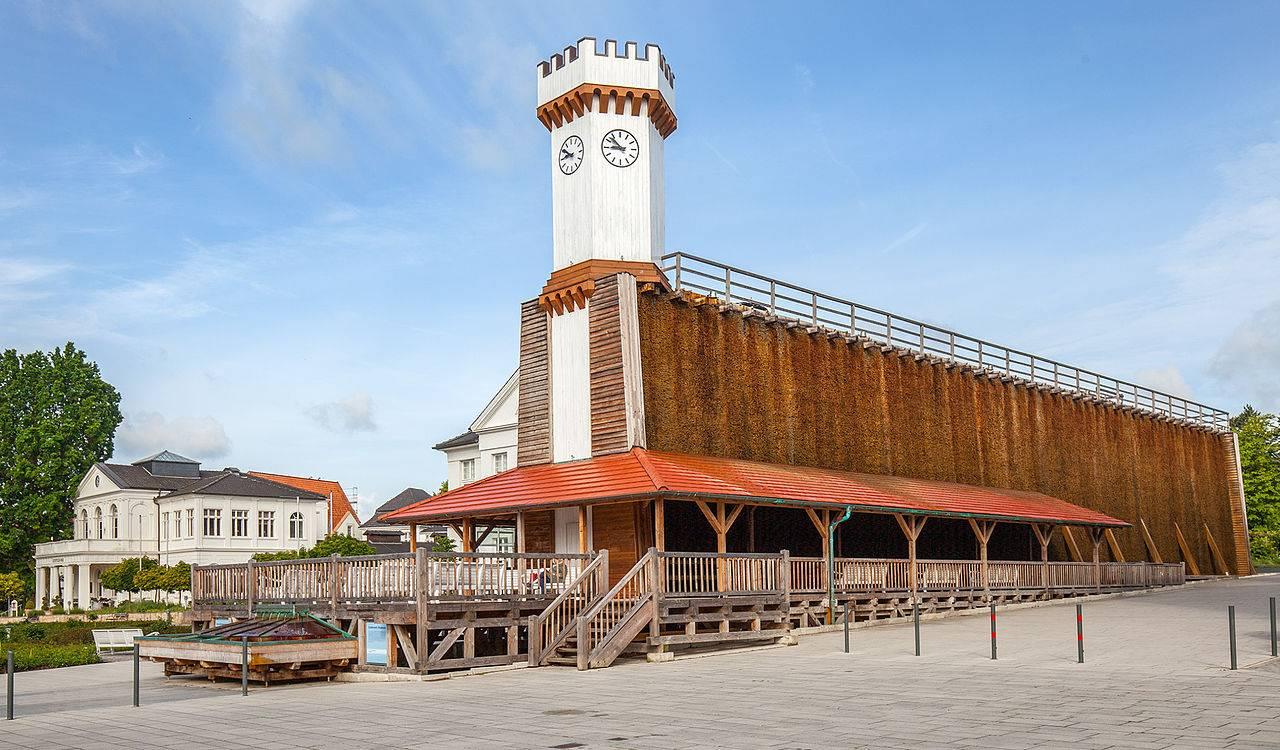 Gradierwerk mit Leopold-Bad im Hintergrund
