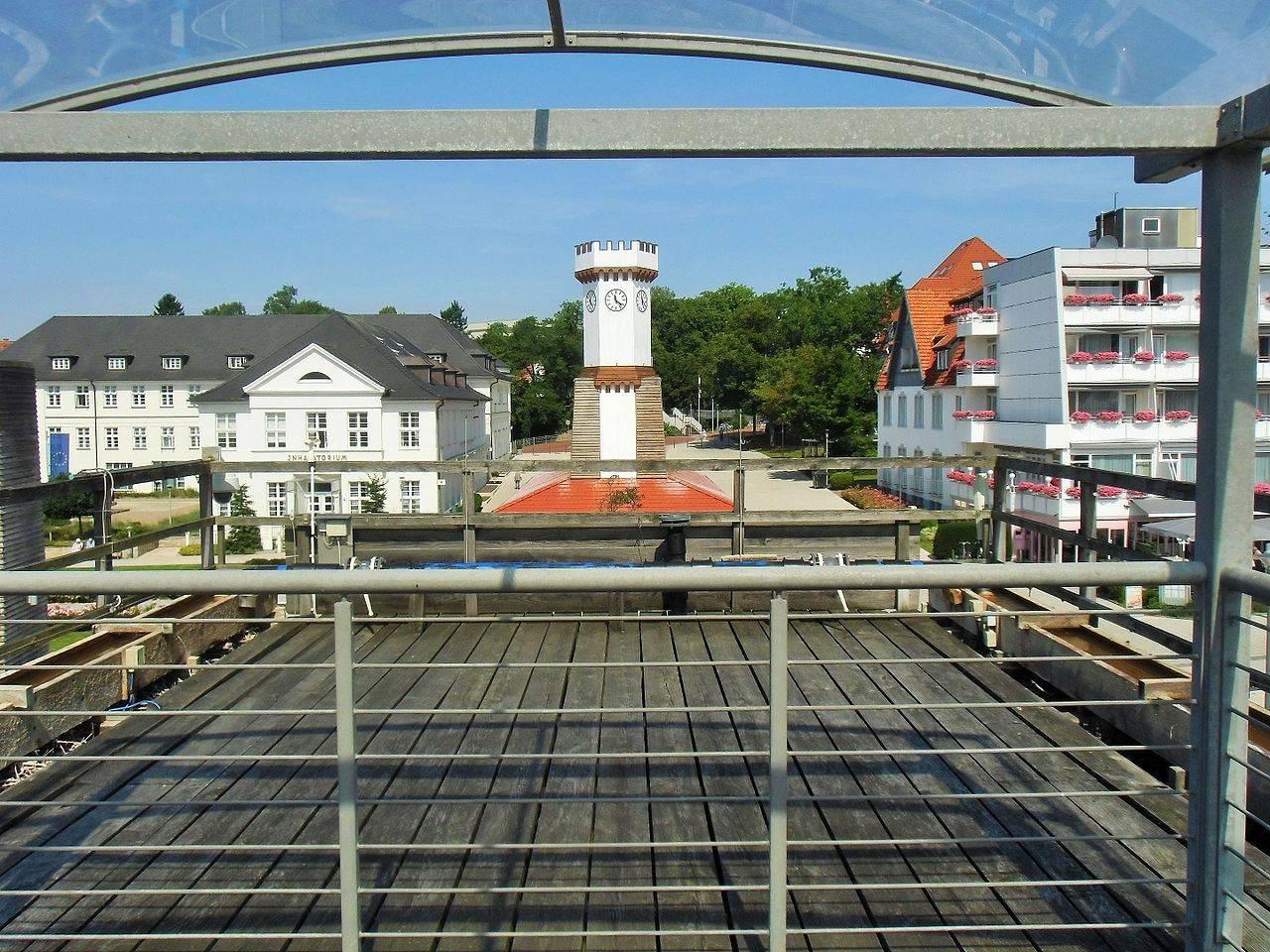 Blick von der Terrasse des ErlebnisGradierwerkes auf das Gradierwerk und das Inhalatorium