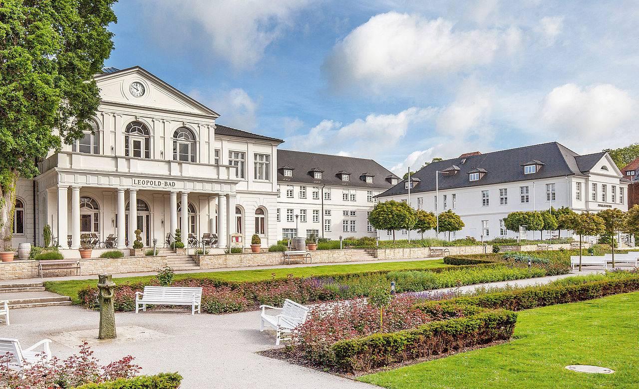 Blick auf Leopold-bad und Inhalatorium am Rosengarten