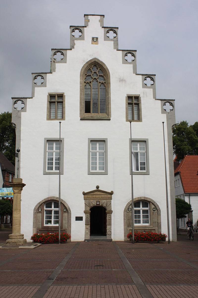 Hauptfassade des Rathauses von Brakel