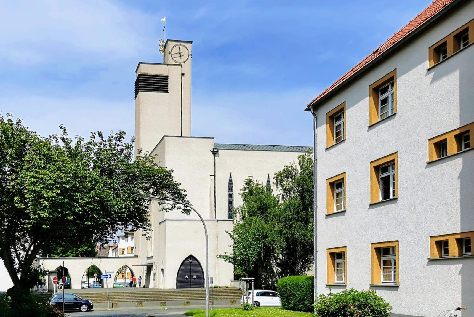 St. Dreikönigen Köln-Bickendorf in der Siedlung Bickendorf II