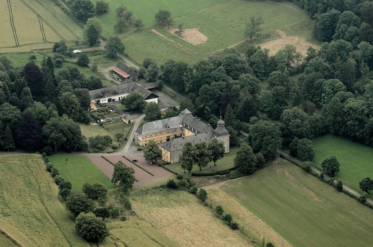 Luftbild von Schloss Melschede