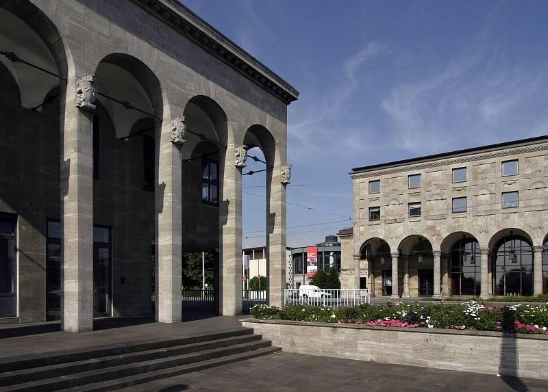 Arkaden der Hauptverwaltung mit den Arkaden der Stadthalle dahinter