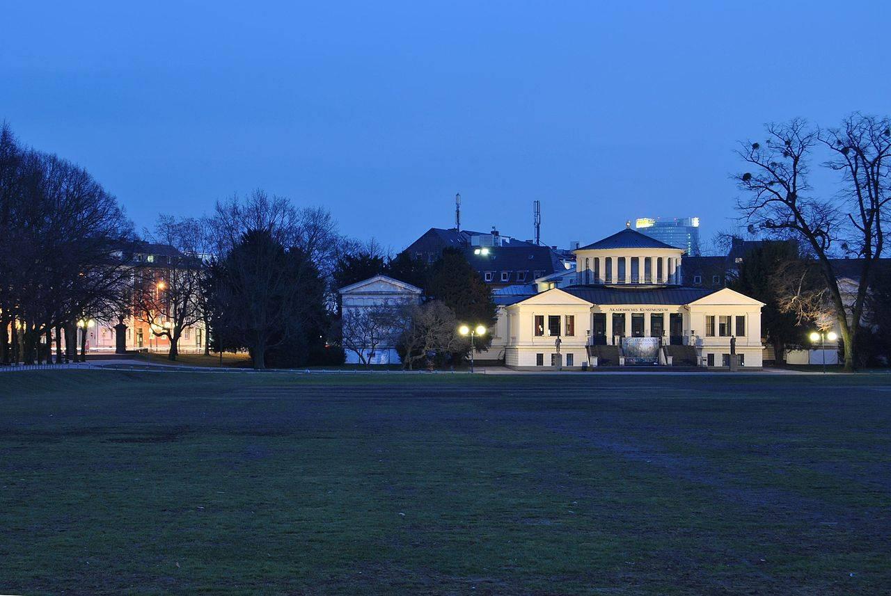 Akademische Kunstmuseum bei Nacht
