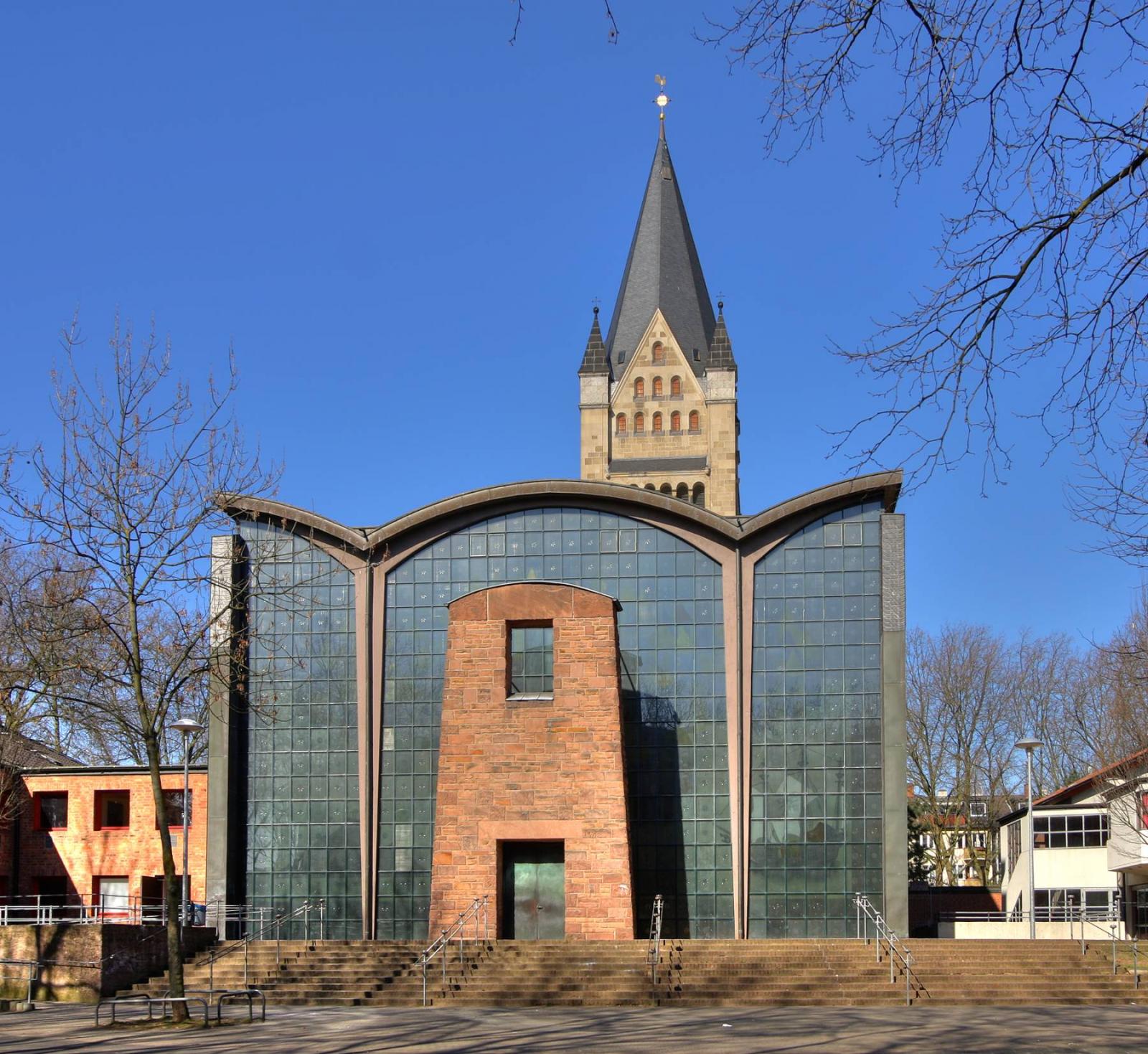 moderne Fassade von St. Anna mit historistischen Kirchturm im Hintergrund