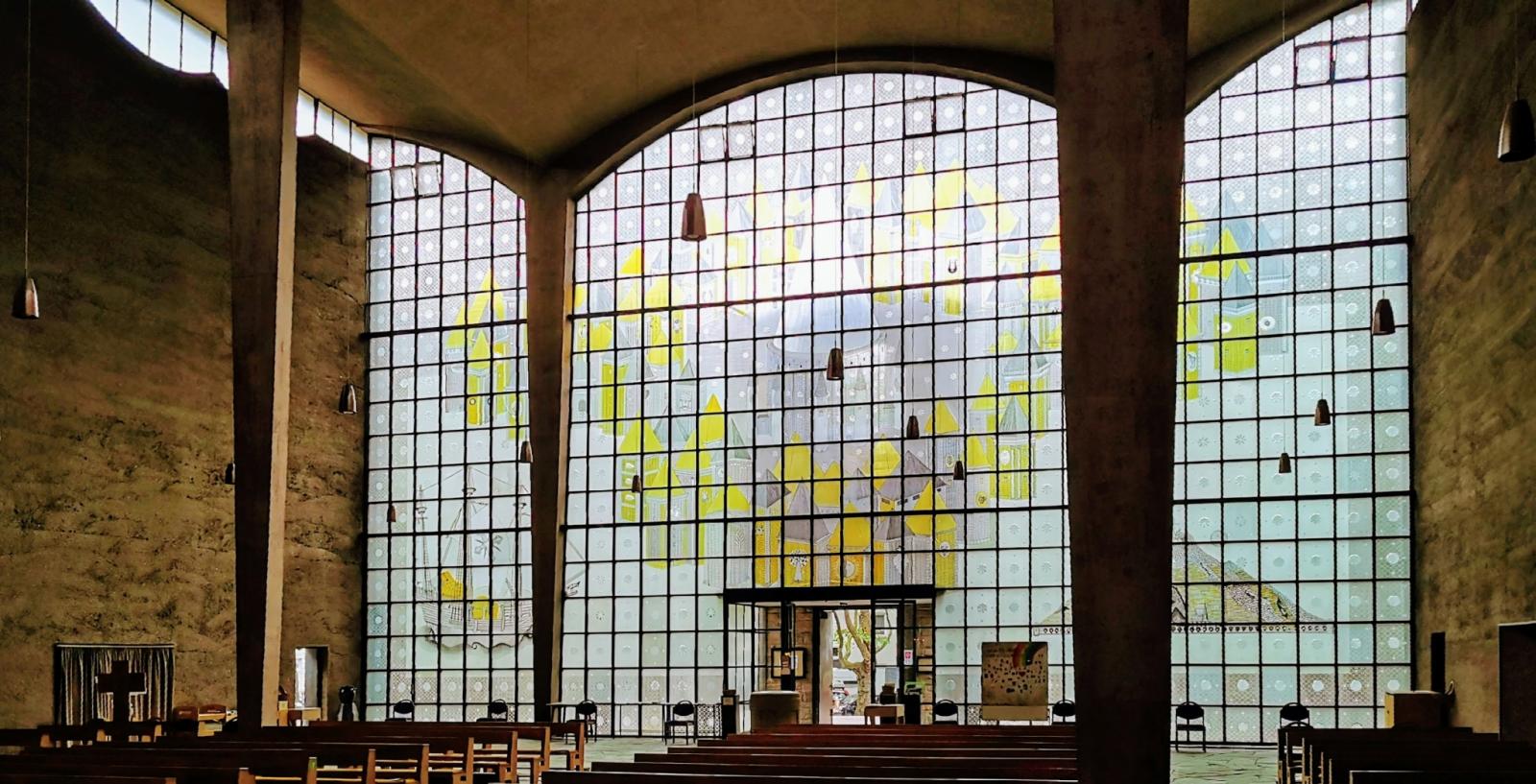 Kirchenschiff und verglaste Eingangsfront von innen