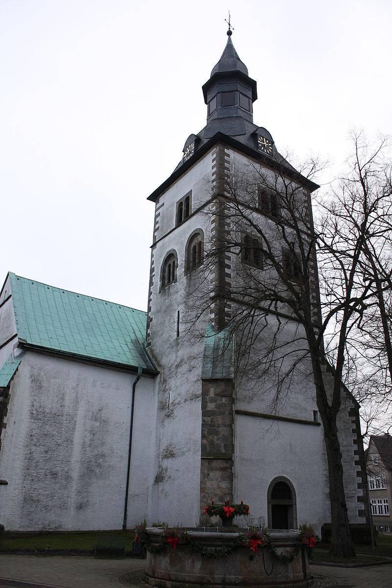 Blick auf den Westturm und das Eingangsportal