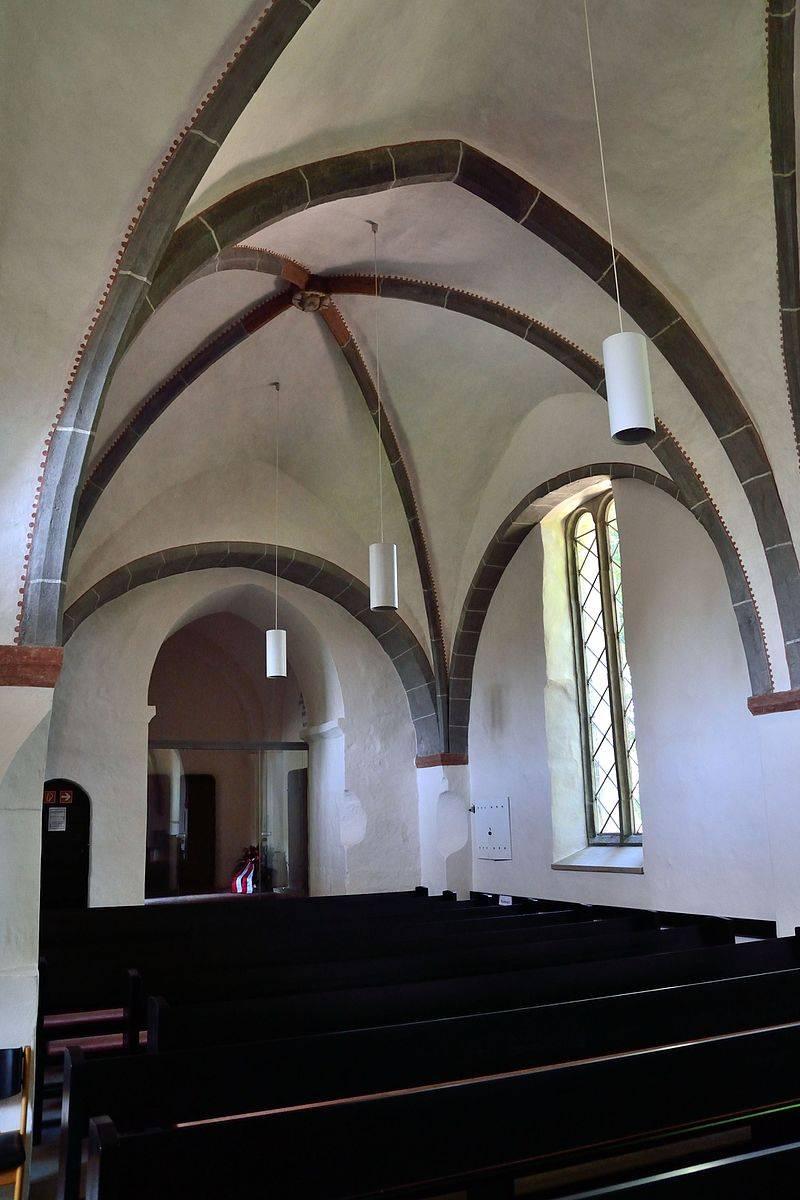 Innenraum mit Kreuzrippengewölbe, Blick Richtung Turm