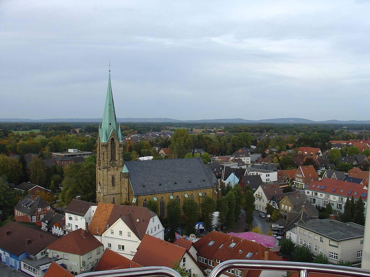 Luftbild mit Umgebung der Kirche