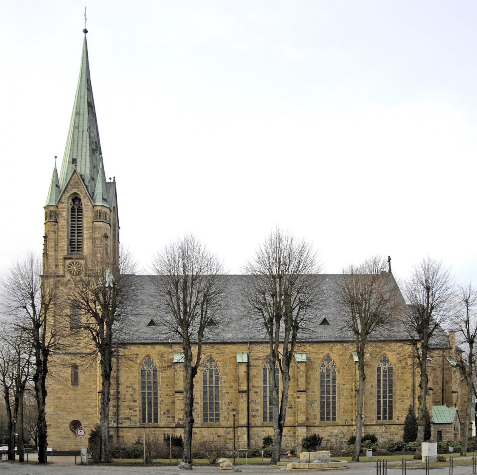 Blick auf das Langhaus und den Westturm