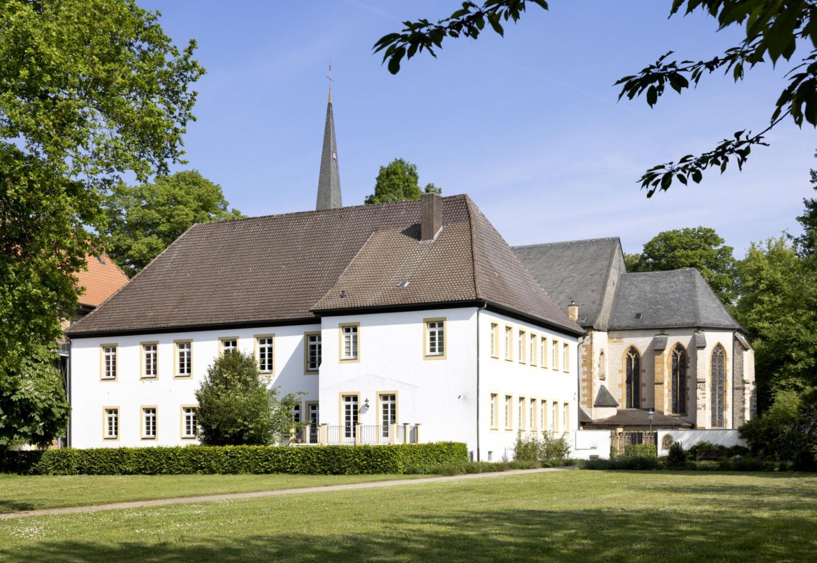 Pfarrhaus und Klosterkirche dahinter