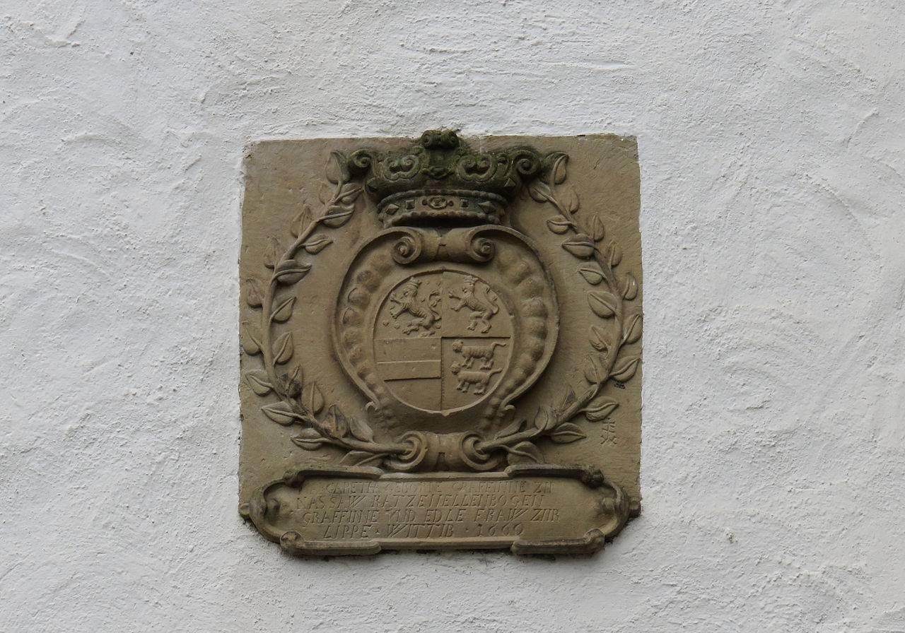 Ev.-Ref. Kirche Lemgo-Brake, Wappenstein der Margarete von Nassau