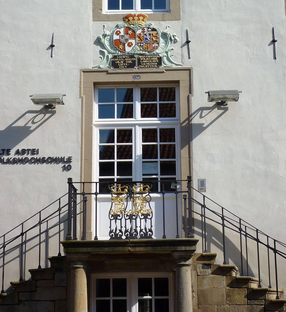 Ehem. Annenhof, Eingangsfront mit Freitreppe und Wappen