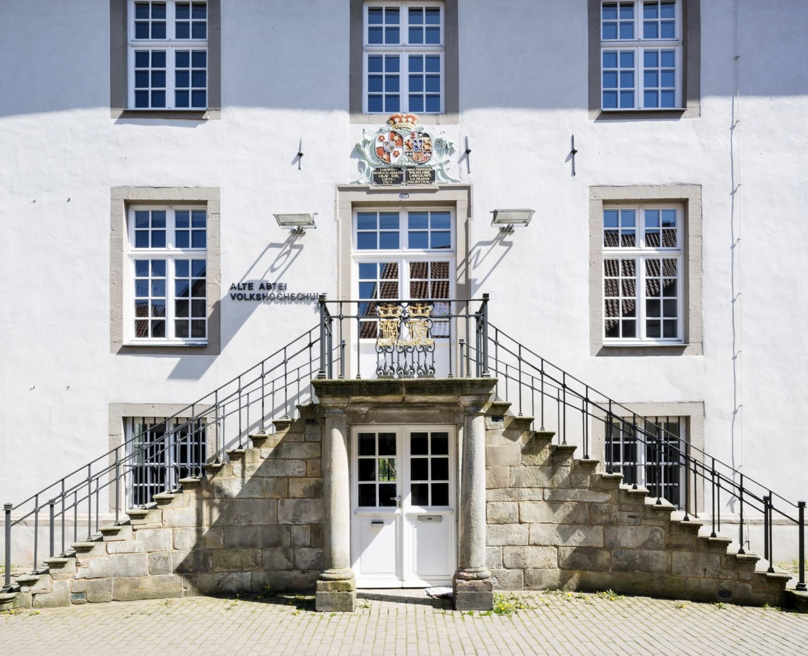 Frontansicht Haupteingang mit Treppenanlage