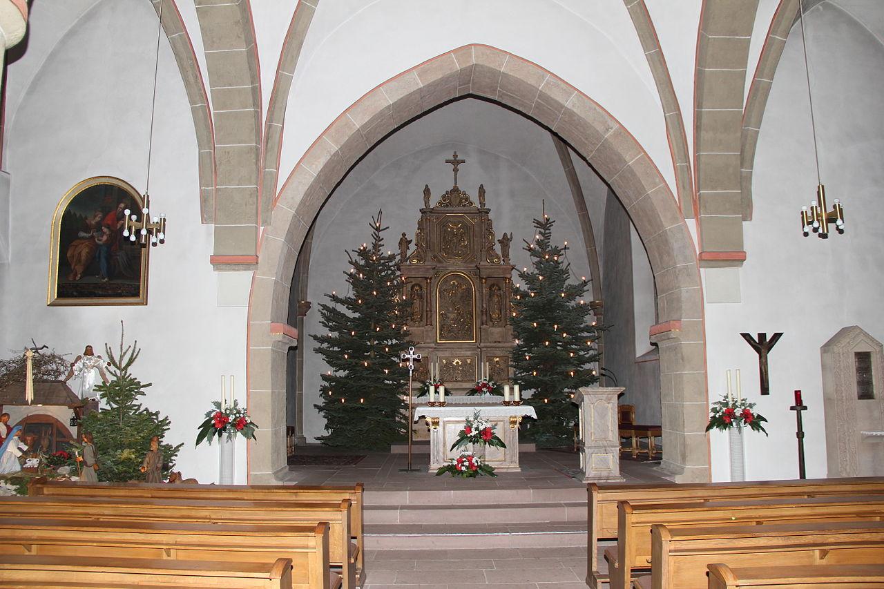 Blick in den Innenraum zum Chor