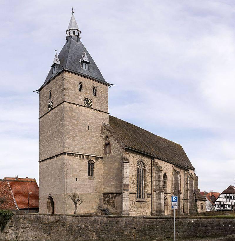 Außenansicht von St. Nikolaus mit Blick auf den Westturm