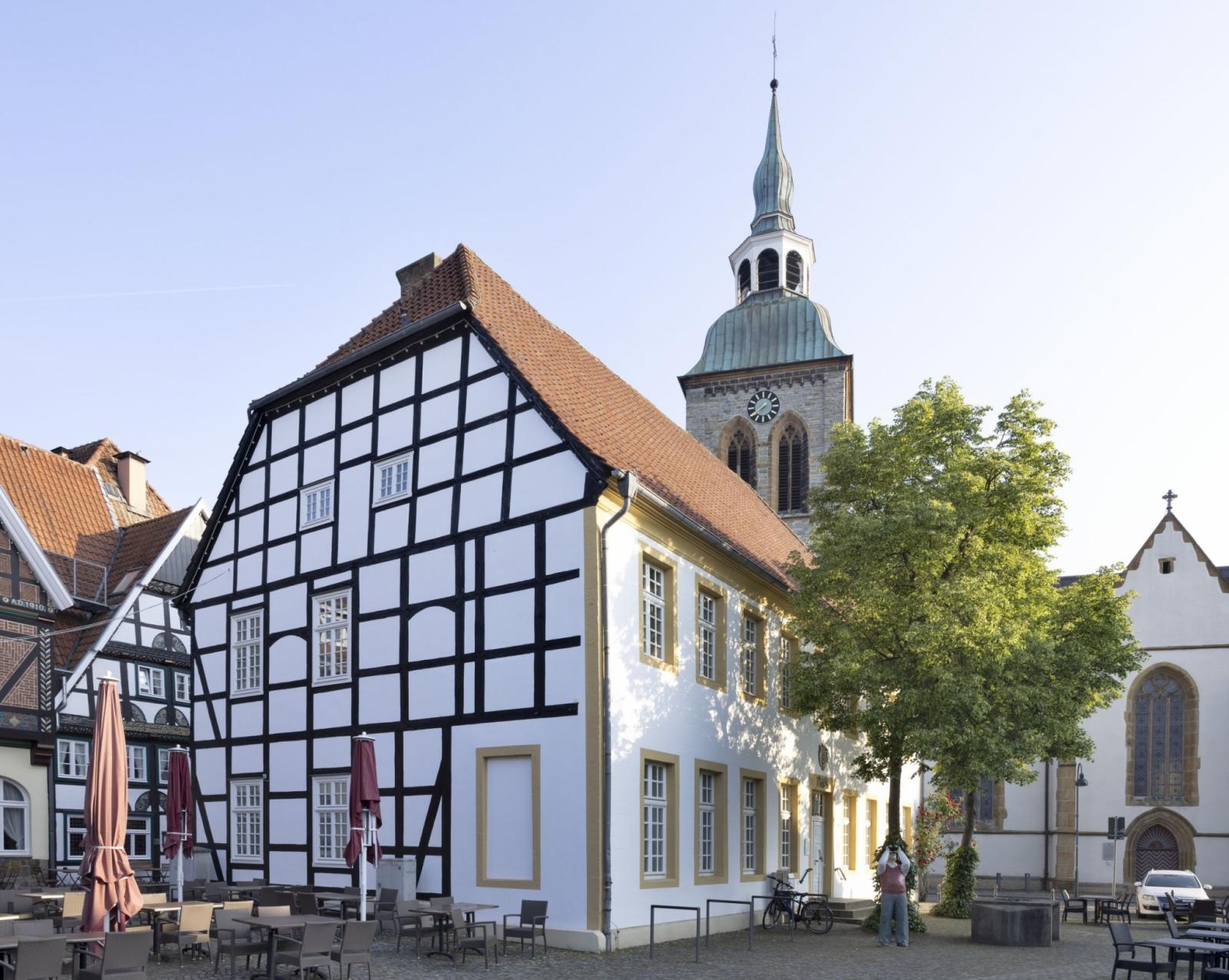 Rathaus mit Marktplatz und Kirche St. Aegidius