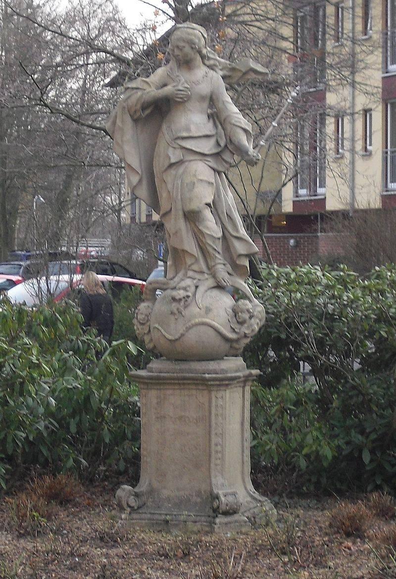 Maria Immaculata Statue an der Klosterkirche in Rietberg