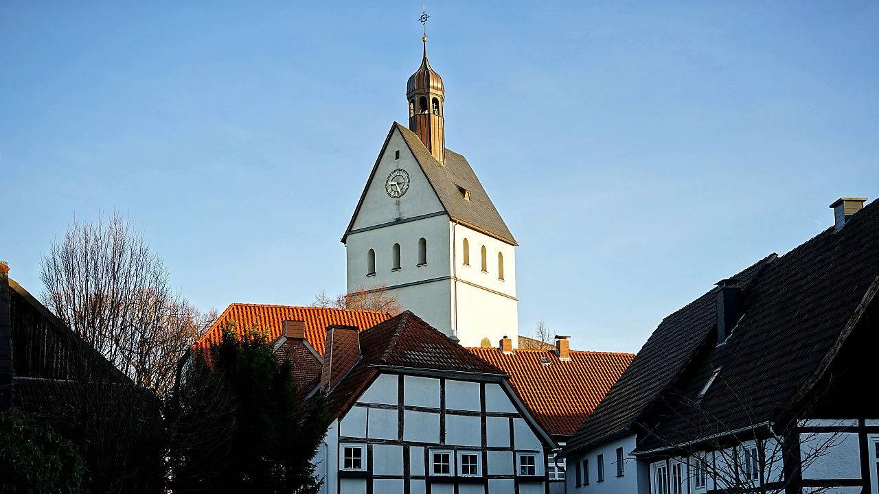 Blick auf den Westturm von St. Johannes Baptist