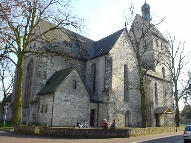 Außenansicht mit Blick auf den Chor, die Sakristei und das Querhaus