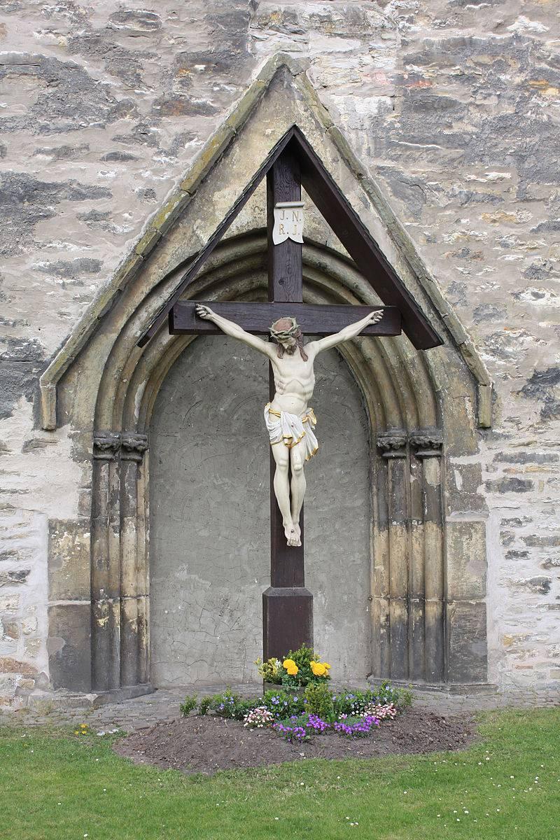 Kreuz vor St. Johannes Baptist
