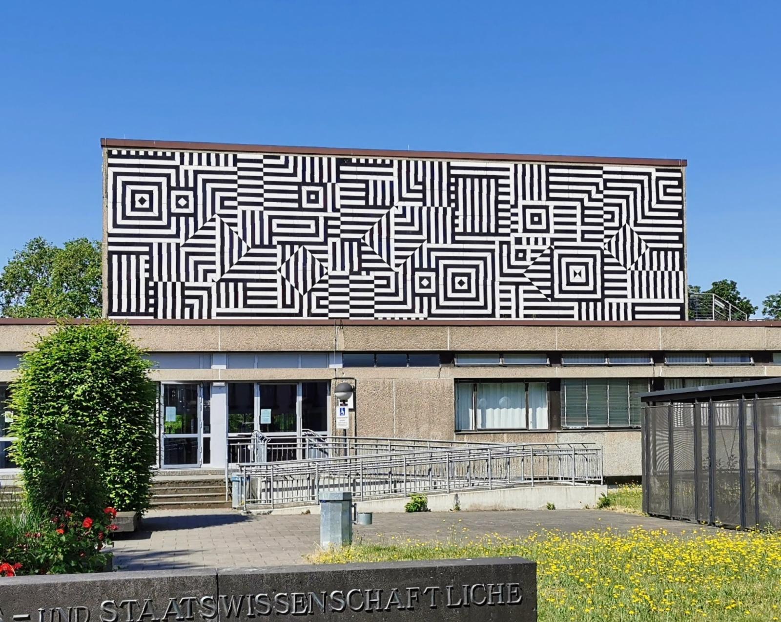 Markante Fassadengestaltung des Hörsaals E von Victor Vasarely