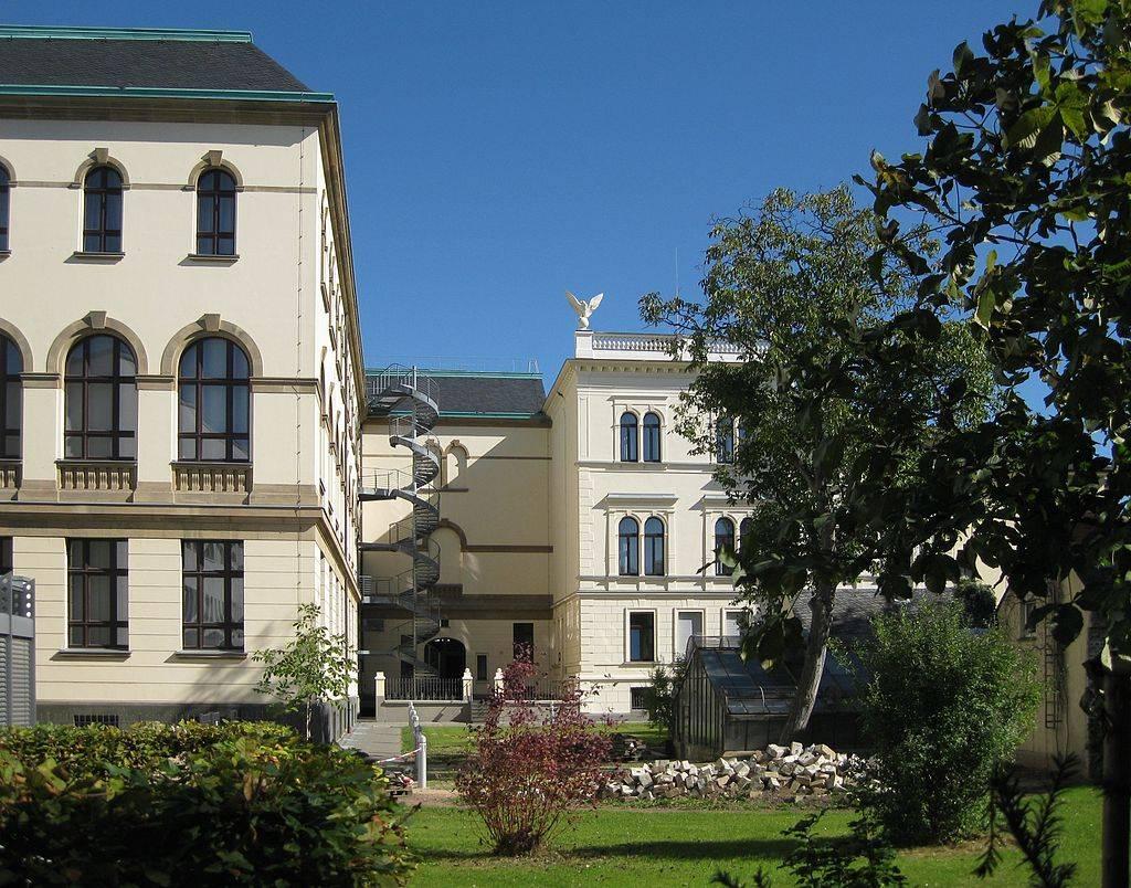 rückwärtige Gartenansicht des Museums
