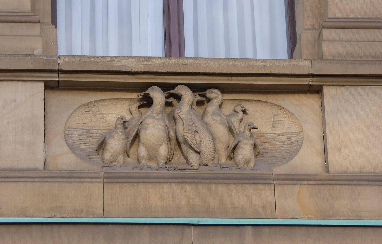 Relief an der Fassade des Museums