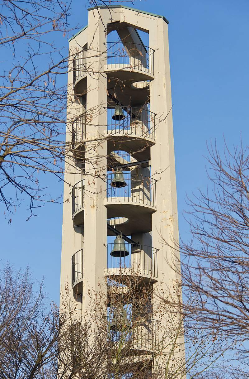 freistehender Glockenturm aus Beton von St. Josef