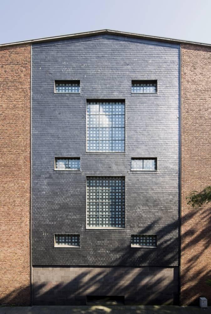 frontaler Blick auf die Fassade und die Kirchenfenster von St. Mechtern