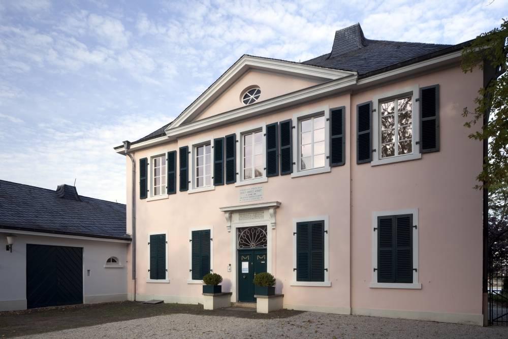 seitlicher Blick auf die Fassade