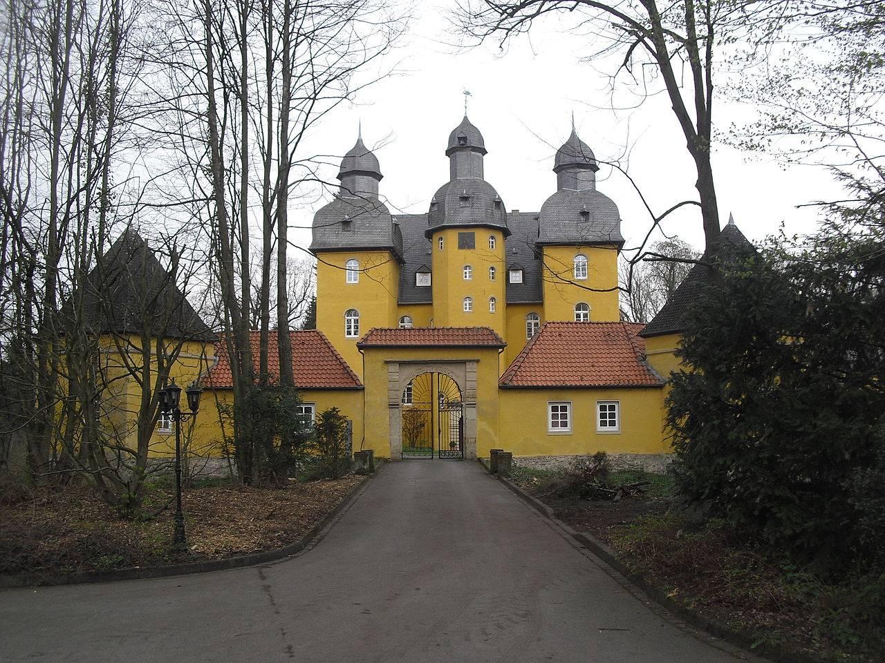 Blick auf die Hauptfassade des Schlosses