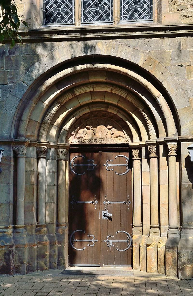 Blick auf eines der Portale der Kirche