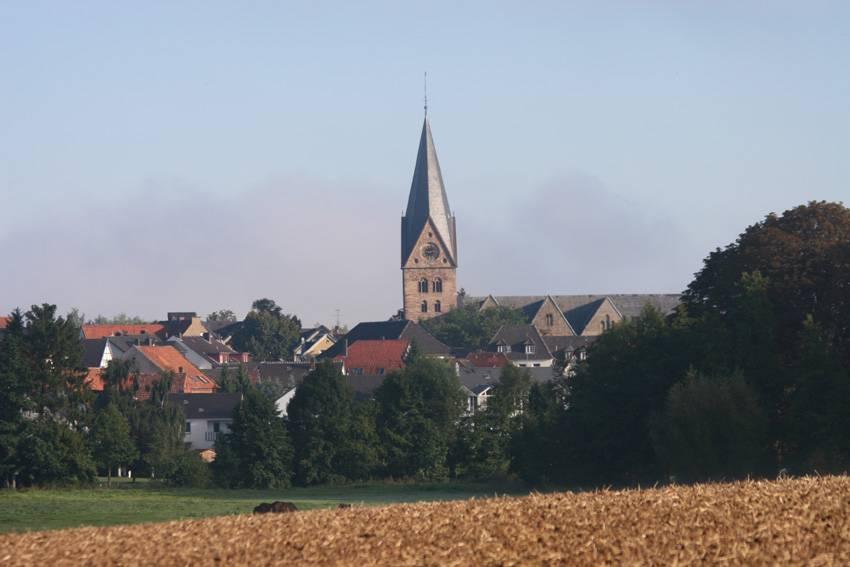 Blick in die umliegende Landschaft mit der Kirche St. Marien