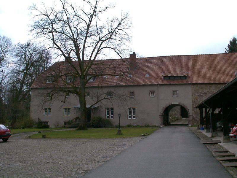 Blick auf einen Flügel vom Wirtschafshof von Schloss Wöbbel