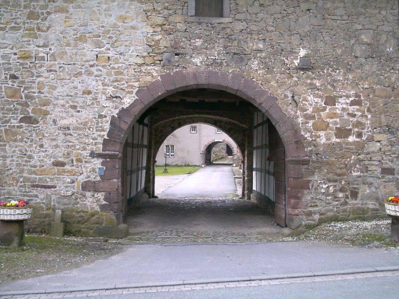 Durchfahrt des Wirtschaftshofs, Schloss Wöbbel
