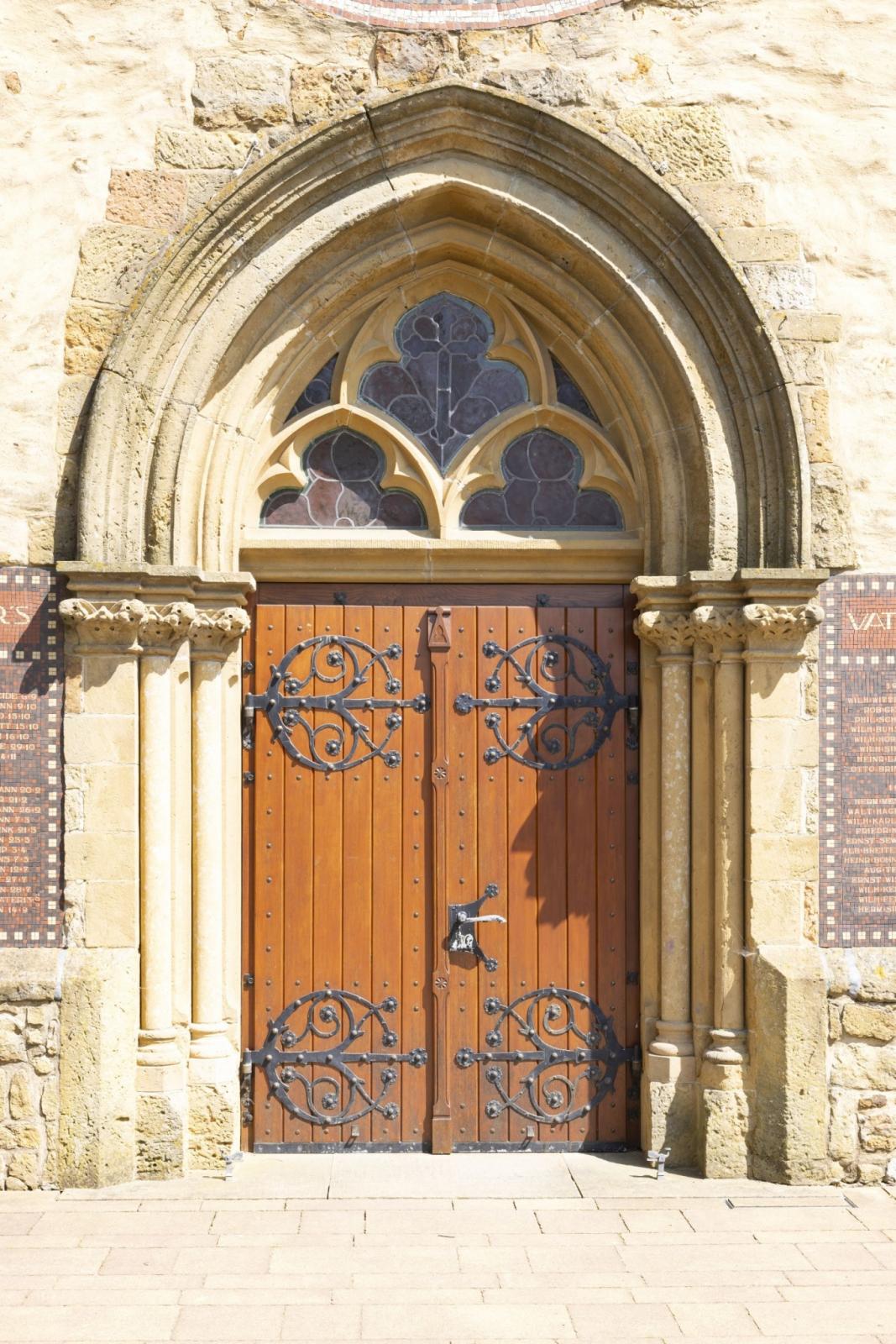 Neugotisches Portal im Turm