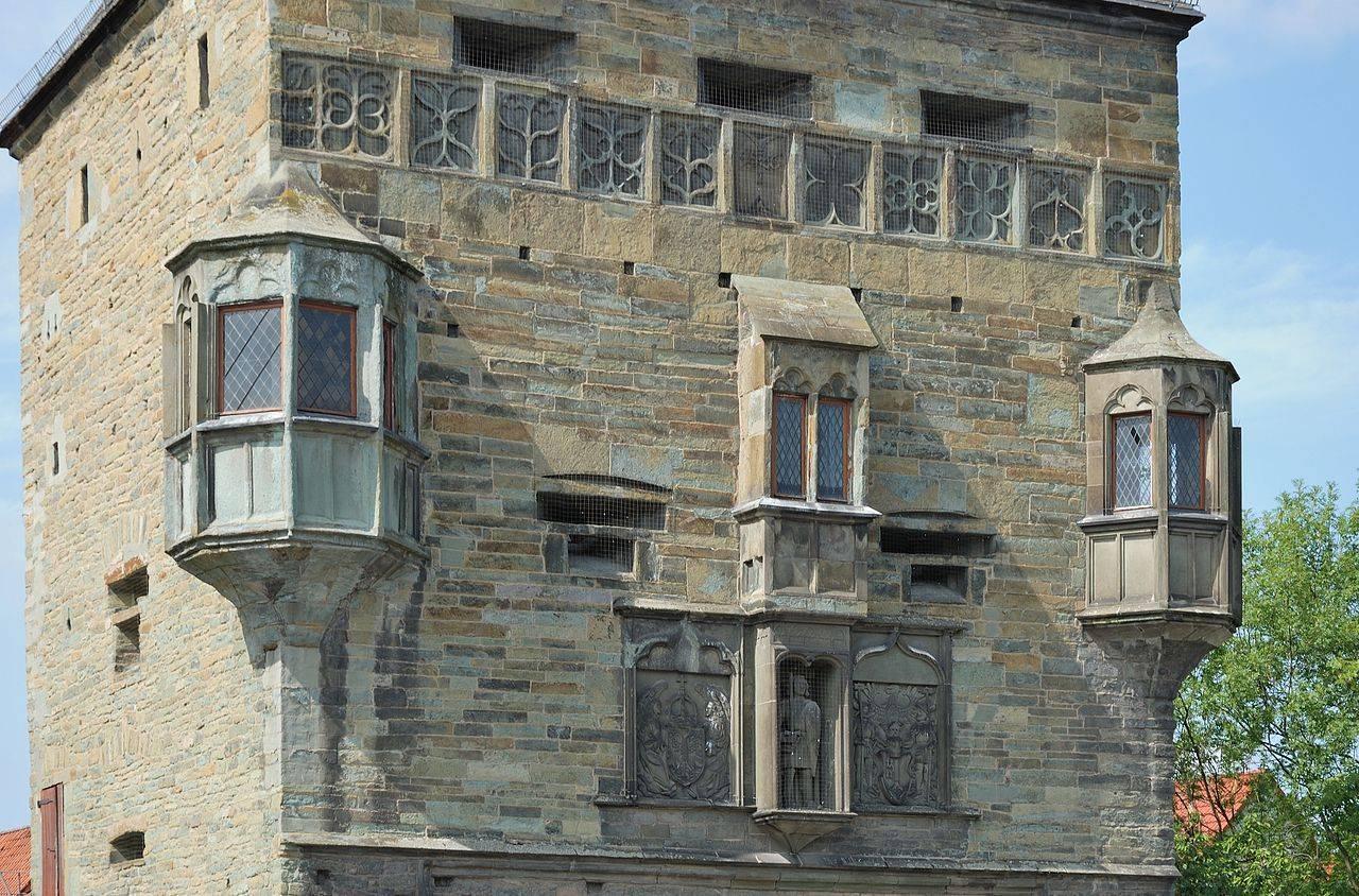 Blick auf die Erker und die  Skulptur des Heiligen Patroklus am Osthofentor