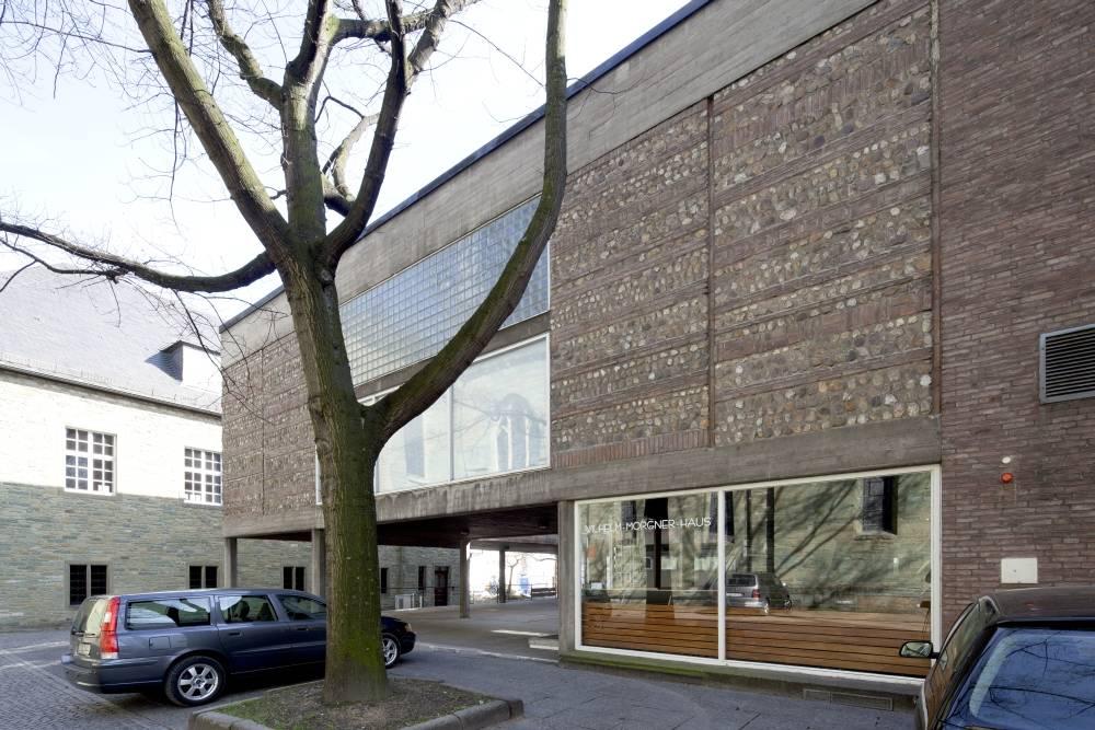 Fassade aus Back-, Feld- und Glasbausteinen