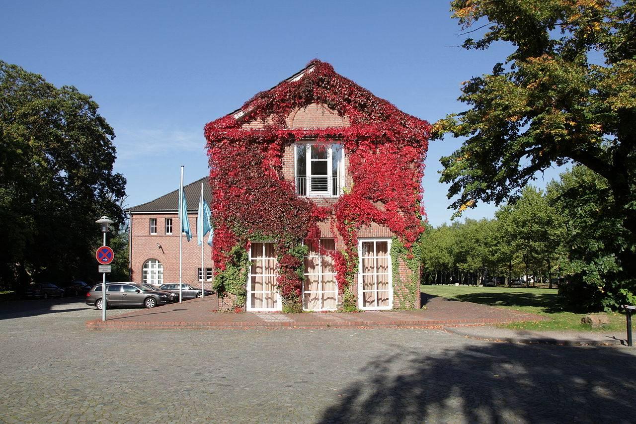 umgebautes ehemaliges Trafohaus und Telefonzentrale