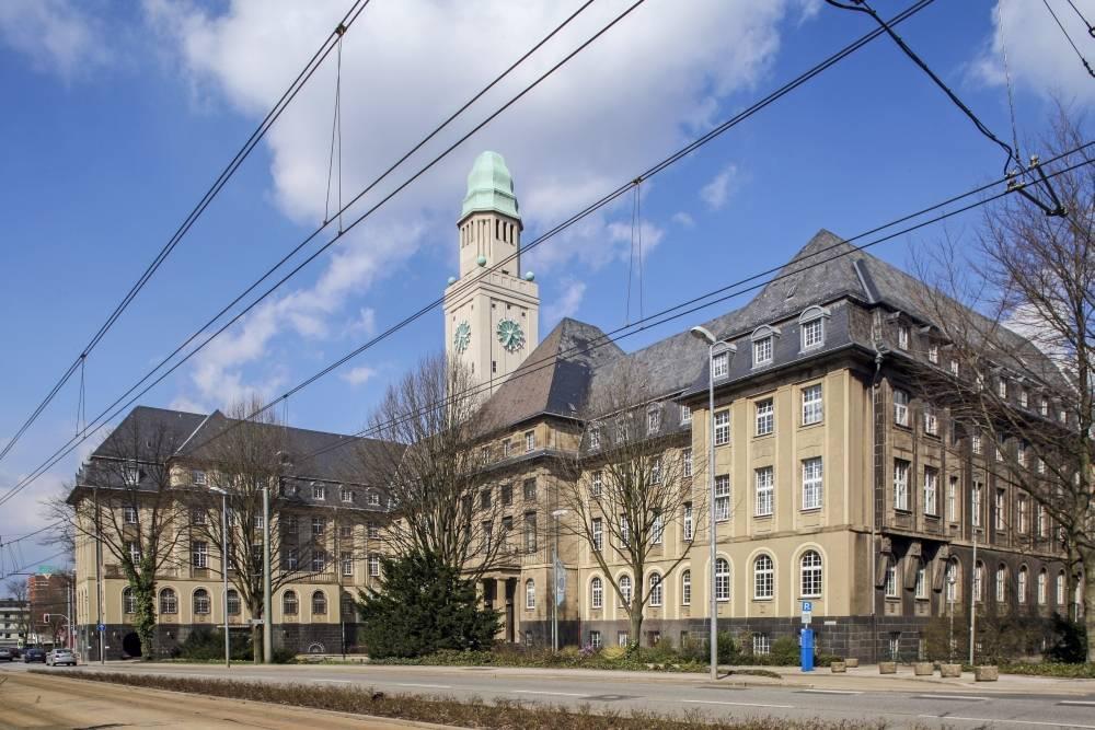 Außenansicht des neobarocken Gebäudeteils