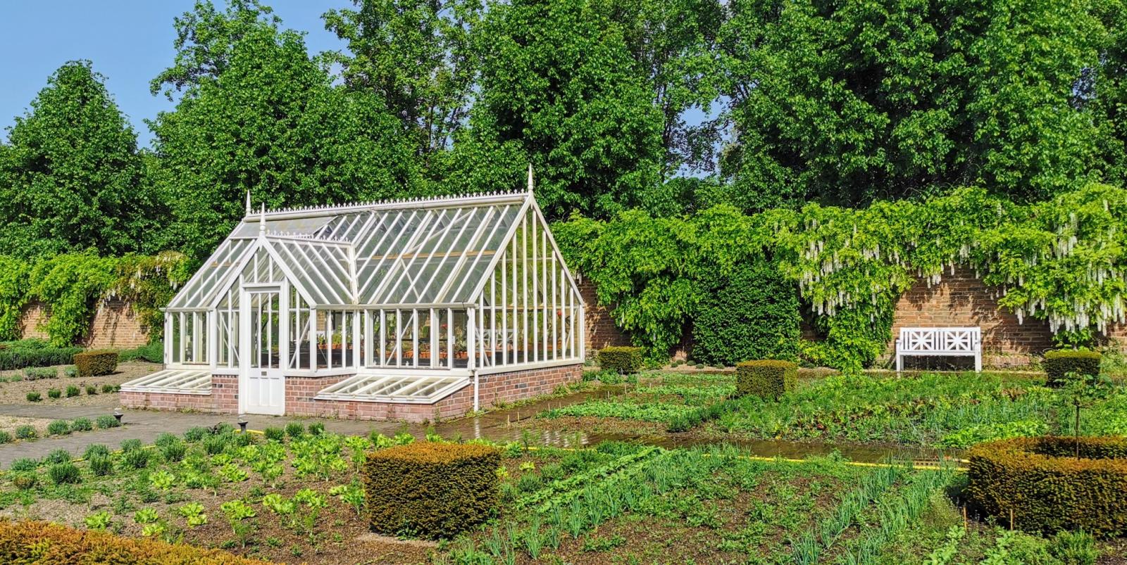 Nutzgarten mit Gewächshaus, Gartenpraxis 