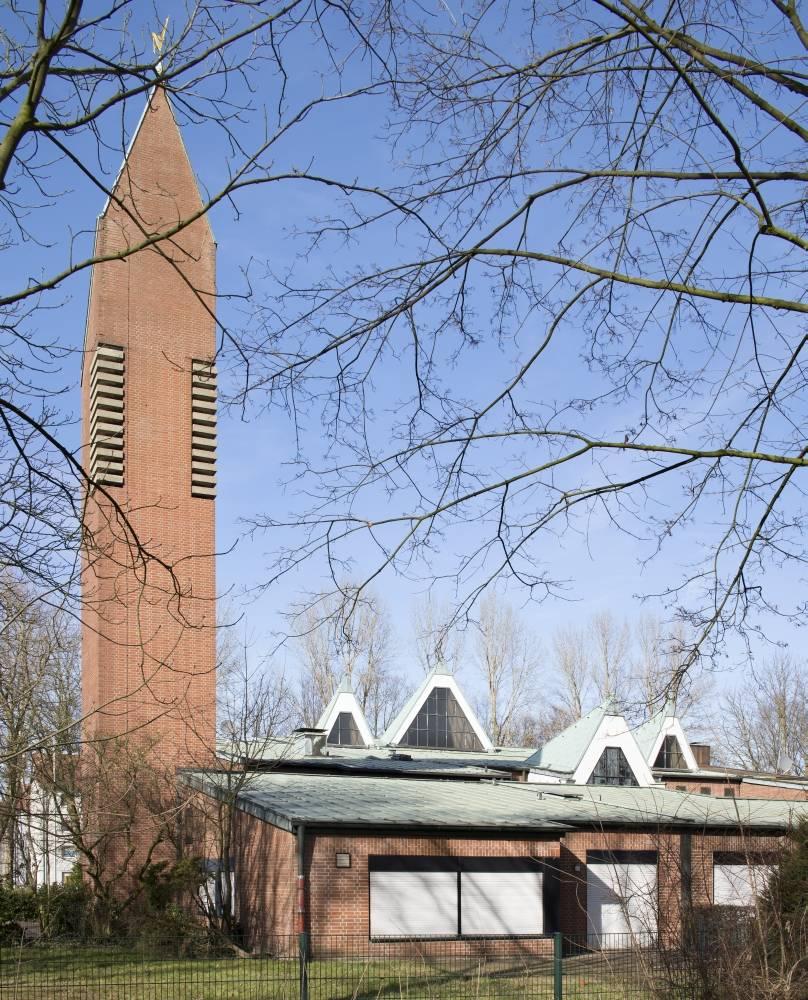 Blick auf den Kirchturm des Pfarrzentrum Thomas Morus