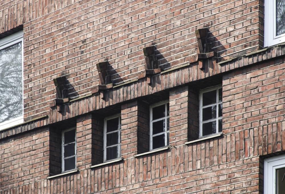 horizontal angeordnete kleine Sprossenfenster