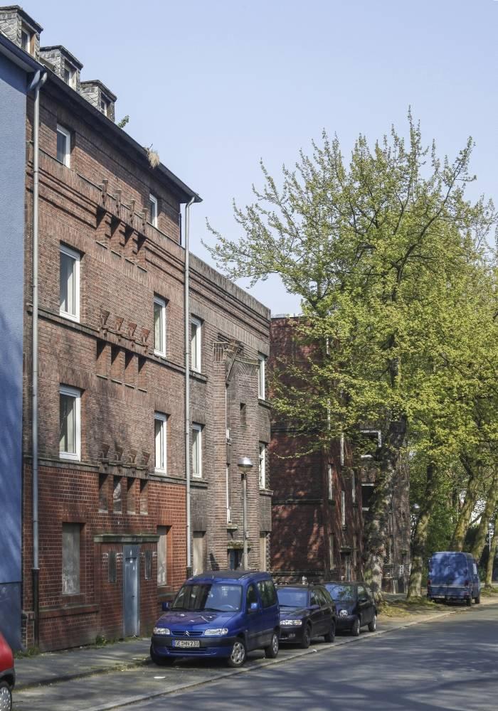 Blick auf die Wohnhäuser entlang der Straße