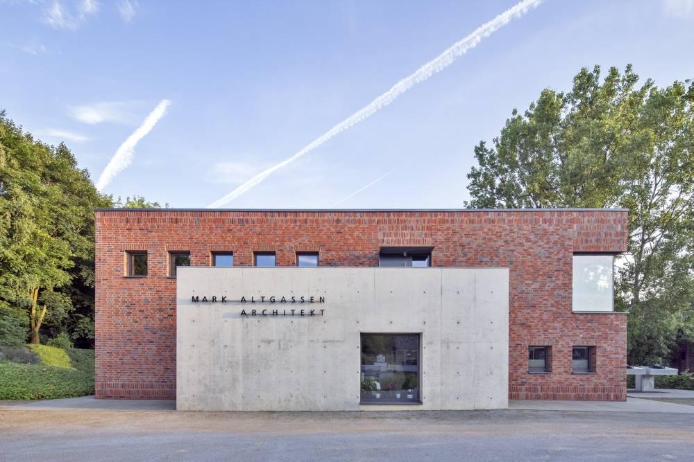 frontaler Blick auf die Fassade des Wohn- und Bürohauses