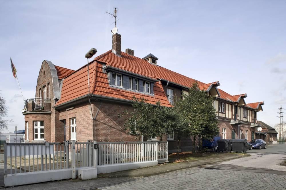 Blick zur Fassade des Pförtner- und Kantinengebäudes